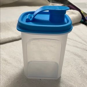 Tupperware liquid container